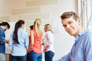 Obraz premium Junger Mann im Meeting vor Start-Up Team