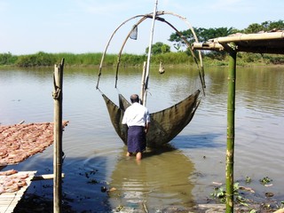 pescatore del myanmar al lavoro
