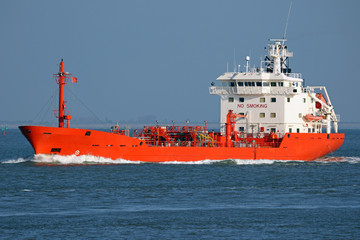 Fototapeta premium Das rote Tankschiff passiert Cuxhaven