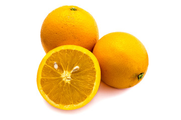 Orangen isoliert auf weiß