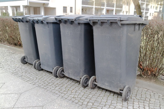 M&uuml;lltonnen auf dem Gehweg