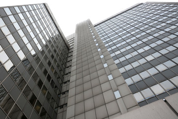 Fototapeta na wymiar Spiegelnde Glasfassade eines Bürohochhauses