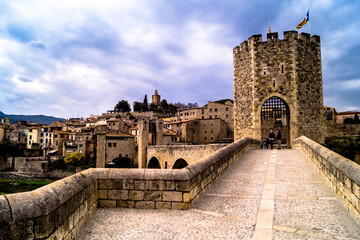 Puente de Besal&uacute;