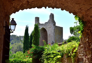 Fototapeta premium Ciepły letni dzień zielony starożytny krajobraz zamku
