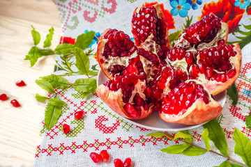 Cut the pomegranate on a plate
