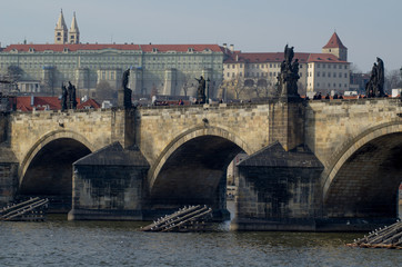 Obraz premium Charles bridge from Smetana's riverbank of Vltava