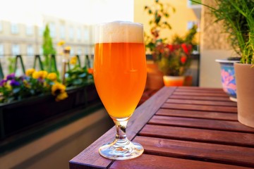 Bier im Sommer auf Balkon