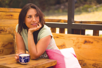 Mujer tomando café en cabaña