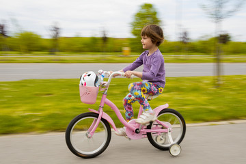 Fototapeta premium Girl learning to ride her bike