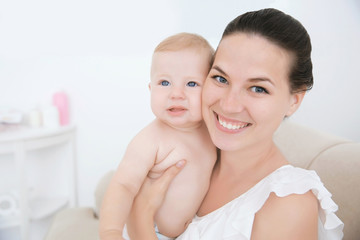 Obraz na płótnie Canvas Mother holding little baby indoors