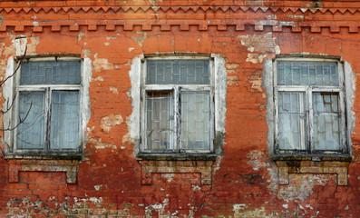 Fototapeta na wymiar Old brick building with wooden windows