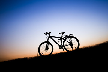 Obraz na płótnie Canvas The silhouette of mountain bike