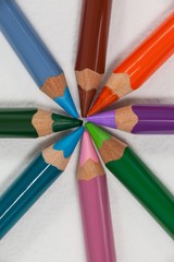 Naklejka premium Close-up of colored pencils arranged in a circle