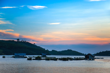 Obraz premium fisherman village on the lake in sunset