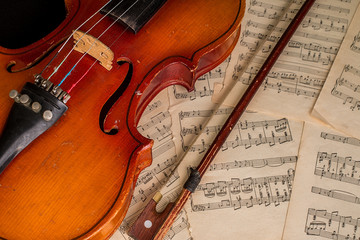 Fototapeta premium Old violin lying on the sheet of music