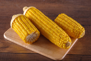 boiled corn on cut board