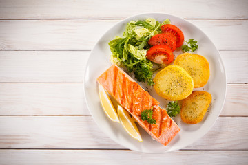 Roast salmon with potatoes