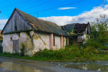 Fototapeta na wymiar Old abandoned house on the edge of the village