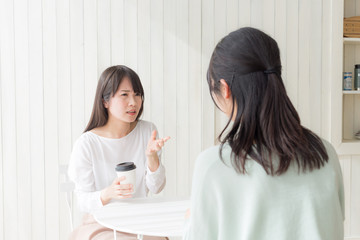 女性　カフェ