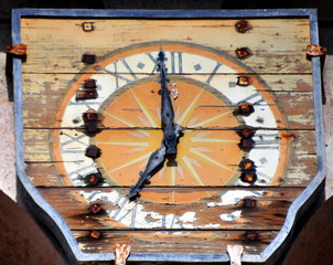Uhr im Innenhof von Vielle Charité