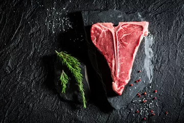 Papier Peint Lavable Steakhouse Raw red steak with salt, pepper and rosemary