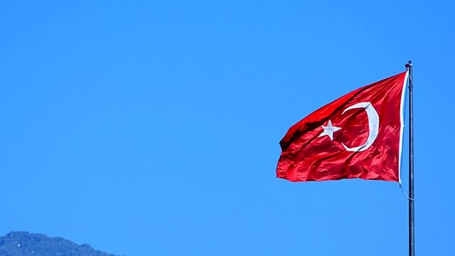 &Ouml;zg&uuml;rce Dalgalanan Bayrak