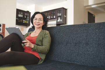 Obraz premium Woman with digital tablet