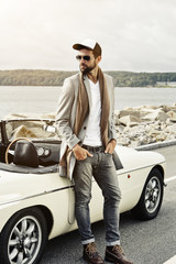 Naklejka premium Dude in cap with car looking away