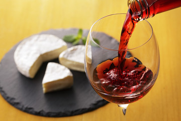 ワインとチーズ　Wine and camembert cheese