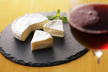 ワインとチーズ　Wine and camembert cheese