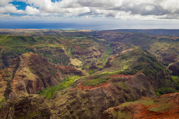 Naklejka premium Luftaufnahme über dem Waimea Canyon auf Kauai, Hawaii, USA.