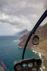 Blick aus einem Helikopter auf die Na Pali Coast auf Kauai, Hawaii, USA. © DirkR