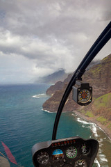 Blick aus einem Helikopter auf die Na Pali Coast auf Kauai, Hawaii, USA.