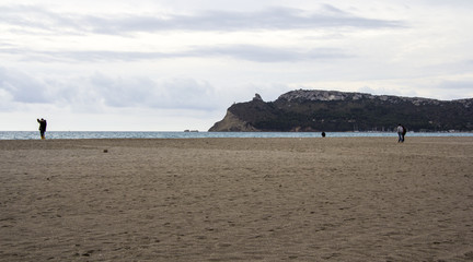 Fototapeta na wymiar CAGLIARI: Panoramica della spiaggia del Poetto con la Sella del Diavolo - Sardegna