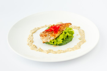 Куриное филе приготовленное на гриле. Гарнир картофельное пюре со шпинатом и шампиньонами