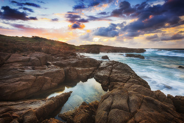 Sea birubi rocks puddle red