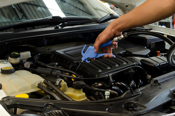 Obraz premium Cleaning Car Engine By Air Gun