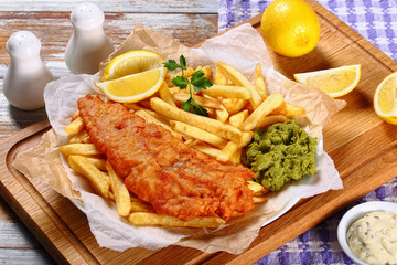 delicious crispy fish and chips on plate - obrazy, fototapety, plakaty