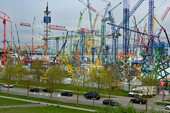 Kr&auml;ne und Baumaschinen in der Totalen