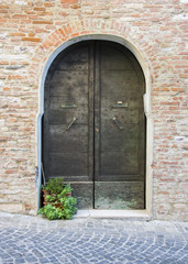 Fototapeta na wymiar Wooden door in an old Italian house in Florence.