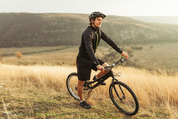 Obraz premium A man on bike in mountains