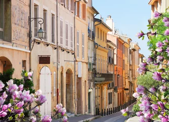 Deurstickers Nice oude stadsstraat van Aix en Provence in de lente, Frankrijk