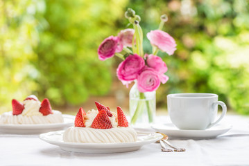 Mini Pavlova Meringue Cake with Fresh Strawberries