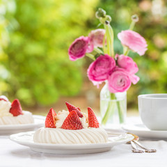 Mini Pavlova Meringue Cake with Fresh Strawberries
