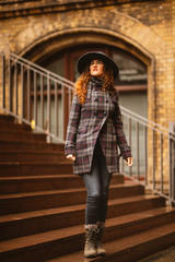 Obraz premium woman discovering the city