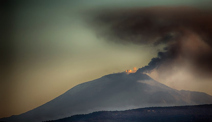 Etna in eruzione con colonna di cenere vista da lontano