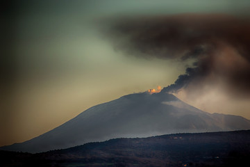 Etna in eruzione con colonna di cenere vista da lontano