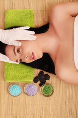 Obraz na płótnie Canvas Woman having relaxing facial massage.