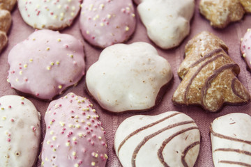 Galletas de jengibre con motivos navideños 