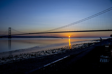 Obraz premium Humber Bridge at Sunset